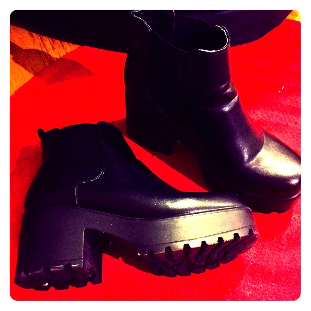 Low Chunky Heel Slip-on Black Ankle Boots